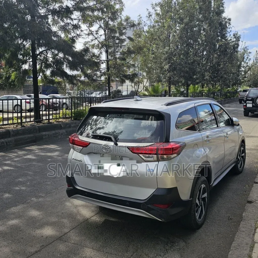 Toyota Rush 2021 Silver