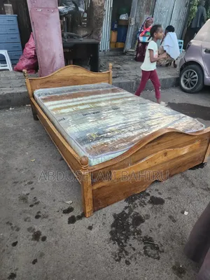 አልጋ Bed በመጠኑ ያገለገለ