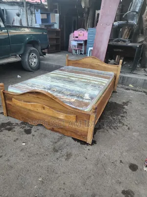 አልጋ Bed በመጠኑ ያገለገለ