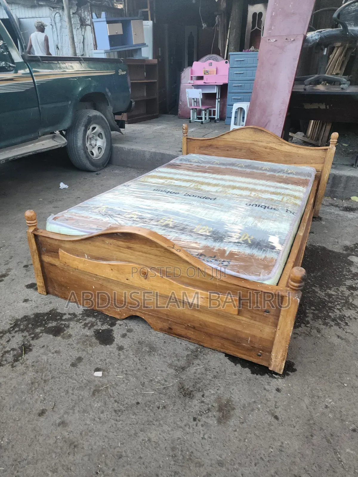 አልጋ Bed በመጠኑ ያገለገለ