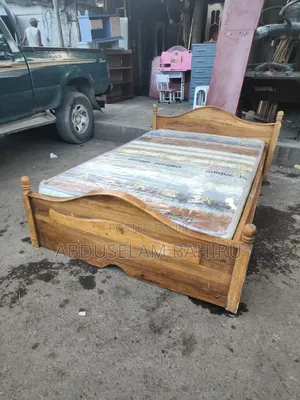 አልጋ Bed በመጠኑ ያገለገለ