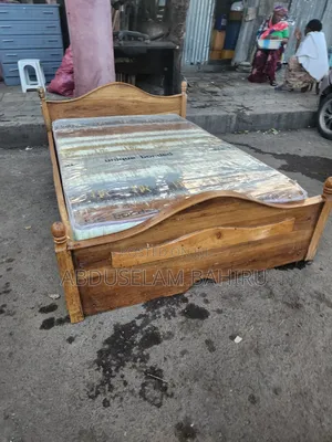 አልጋ Bed በመጠኑ ያገለገለ