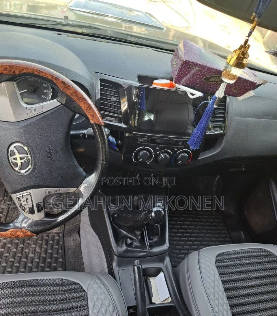 Toyota Hilux 2015 Gray