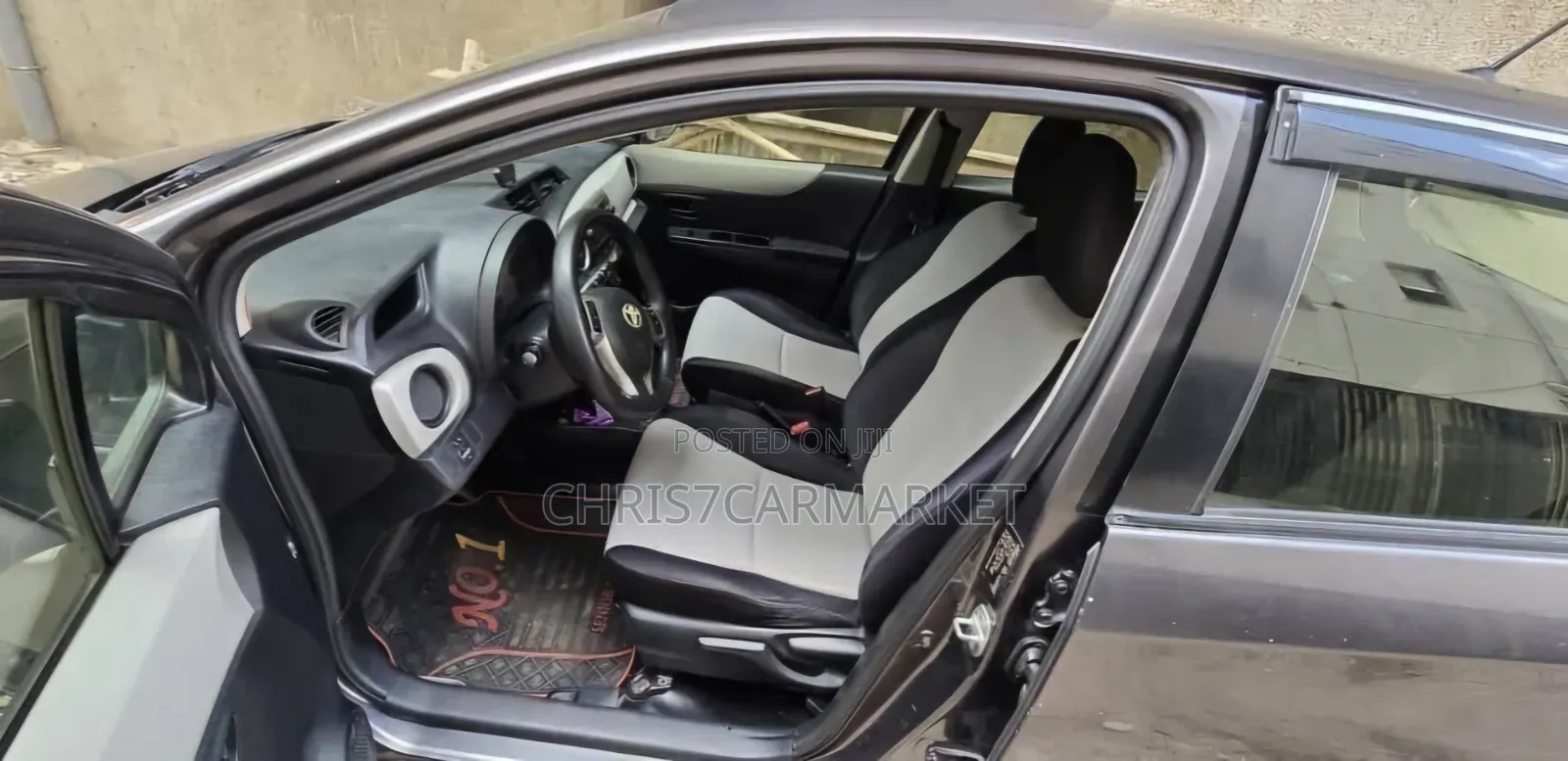 Toyota Yaris L Hatchback 5dr 2012 Gray