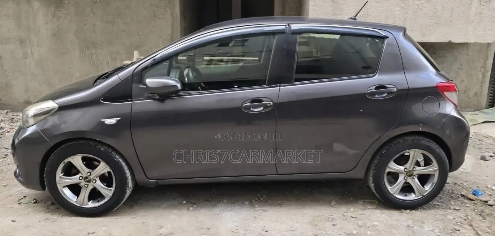 Toyota Yaris L Hatchback 5dr 2012 Gray