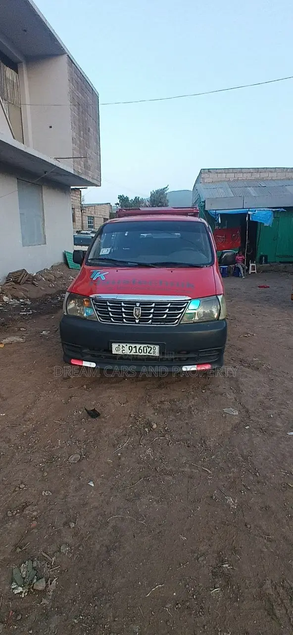Toyota HiAce 2009 Red