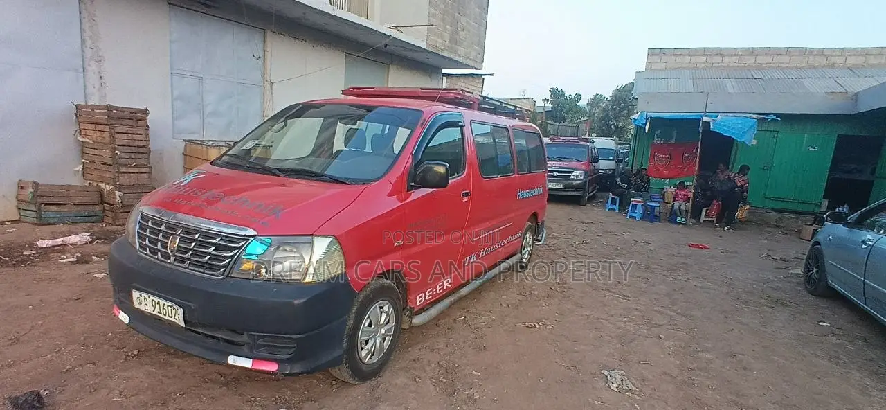 Toyota HiAce 2009 Red