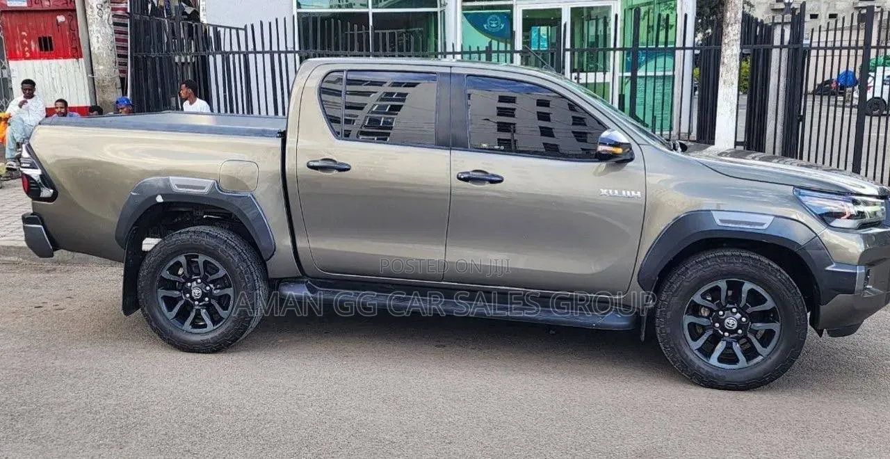 Toyota Hilux 2021 Gray