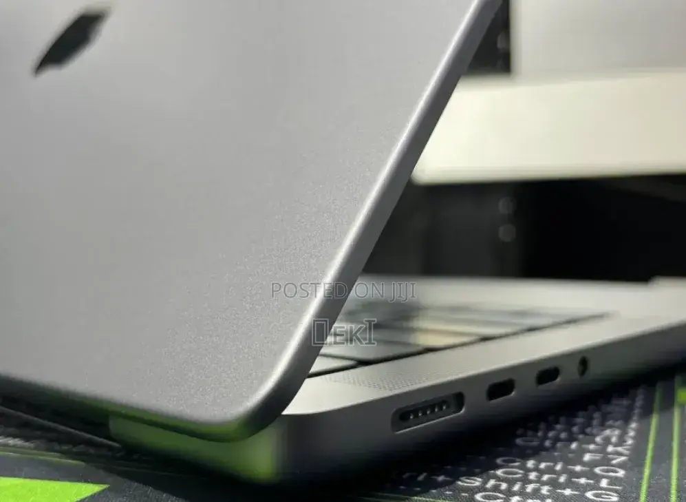 New Laptop Apple MacBook Pro 2024 M3 8GB Apple M3 SSD 512GB