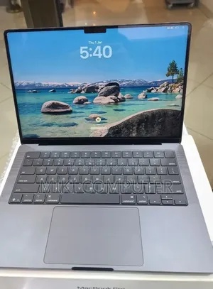 New Laptop Apple MacBook Pro 2025 M5 16GB Intel SSD 512GB