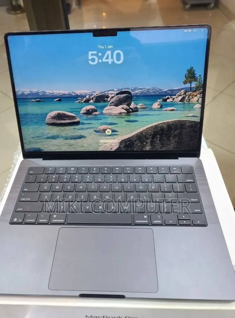 New Laptop Apple MacBook Pro 2025 M5 16GB Intel SSD 512GB