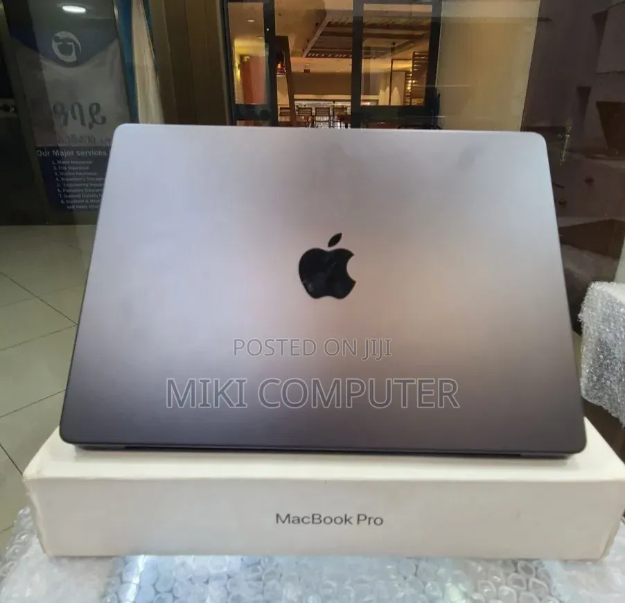 New Laptop Apple MacBook Pro 2025 M5 16GB Intel SSD 512GB