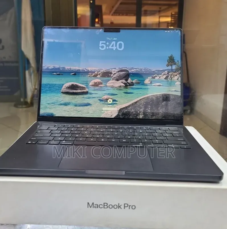 New Laptop Apple MacBook Pro 2025 M5 16GB Intel SSD 512GB