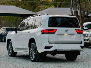 Toyota Land Cruiser 2022 White