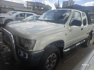 Toyota Hilux 2000 White