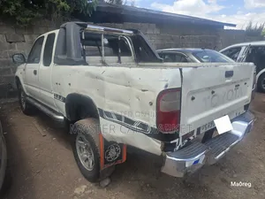 Toyota Hilux 2000 White