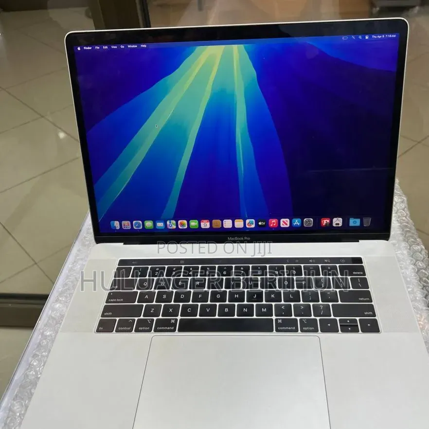 New Laptop Apple MacBook Pro 2018 16GB Intel Core i7 SSD 256GB