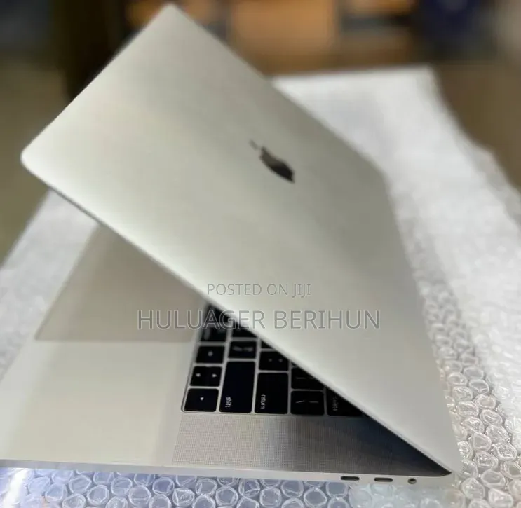New Laptop Apple MacBook Pro 2018 16GB Intel Core i7 SSD 256GB