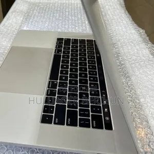 New Laptop Apple MacBook Pro 2018 16GB Intel Core i7 SSD 256GB