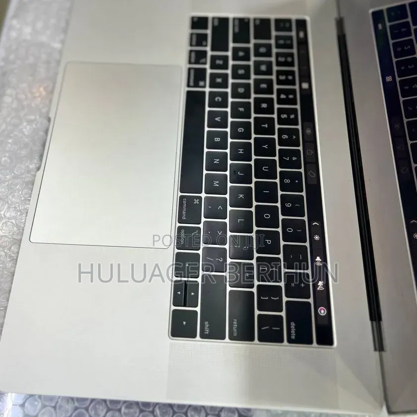 New Laptop Apple MacBook Pro 2018 16GB Intel Core i7 SSD 256GB
