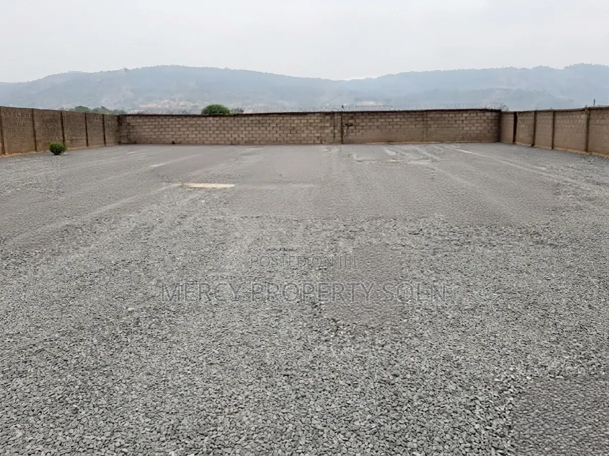 የሚከራይ መሬት ባዶ ቦታ 315 Kv ኤሌክትሪክ ያለው/ ወደ አያት አከባቢ በአስተማማኝ የታጠረ አስፓልት ዳር