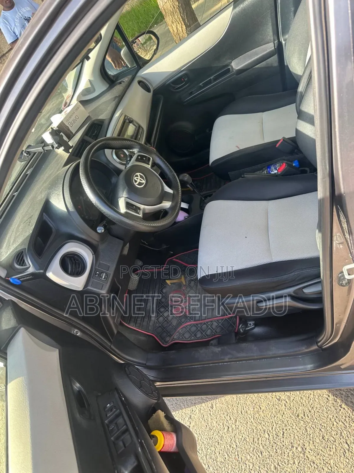Toyota Yaris L Hatchback 5dr 2012 Gray