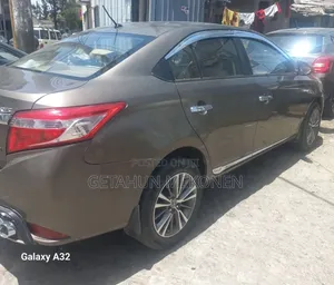 Toyota Yaris 2015 Gold