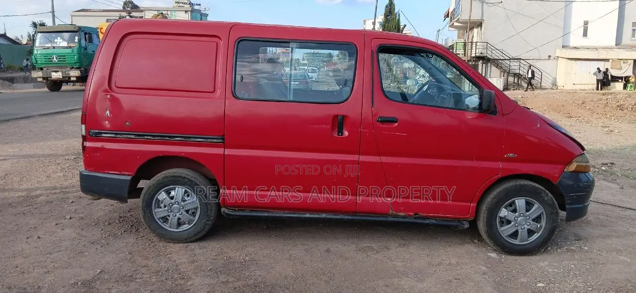 Toyota HiAce 2006 Red