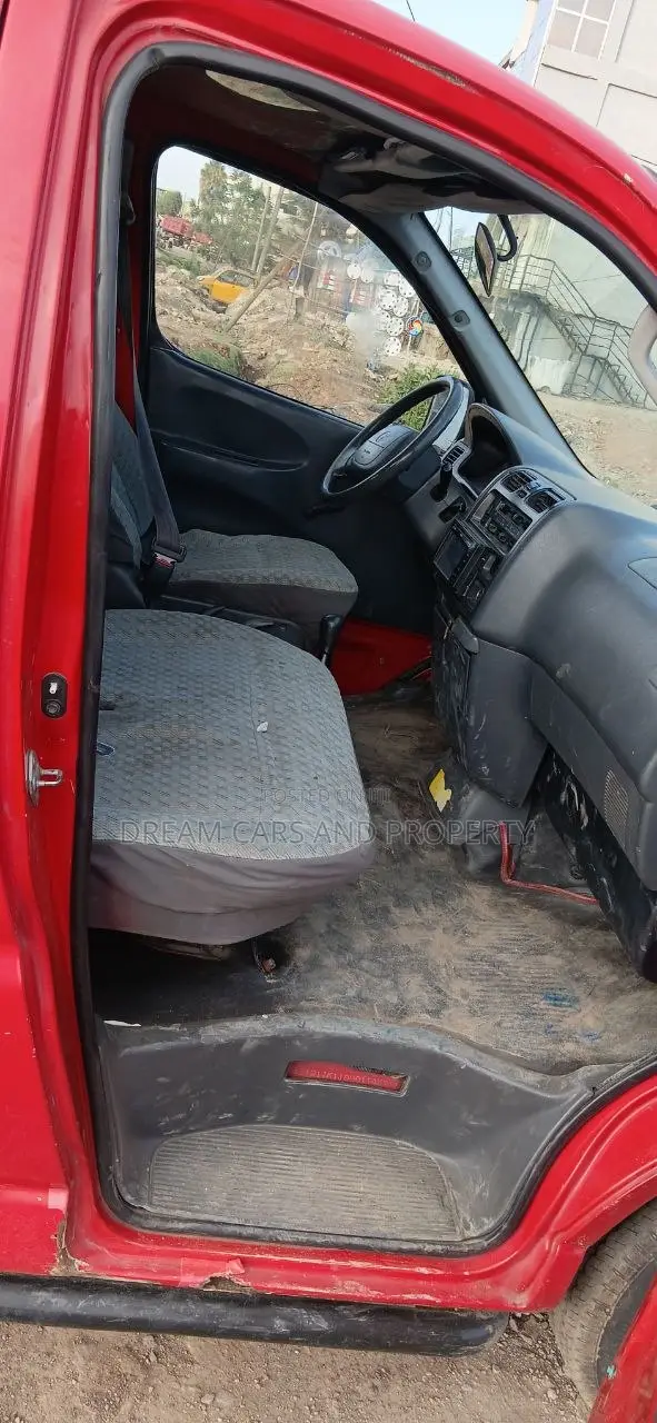 Toyota HiAce 2006 Red