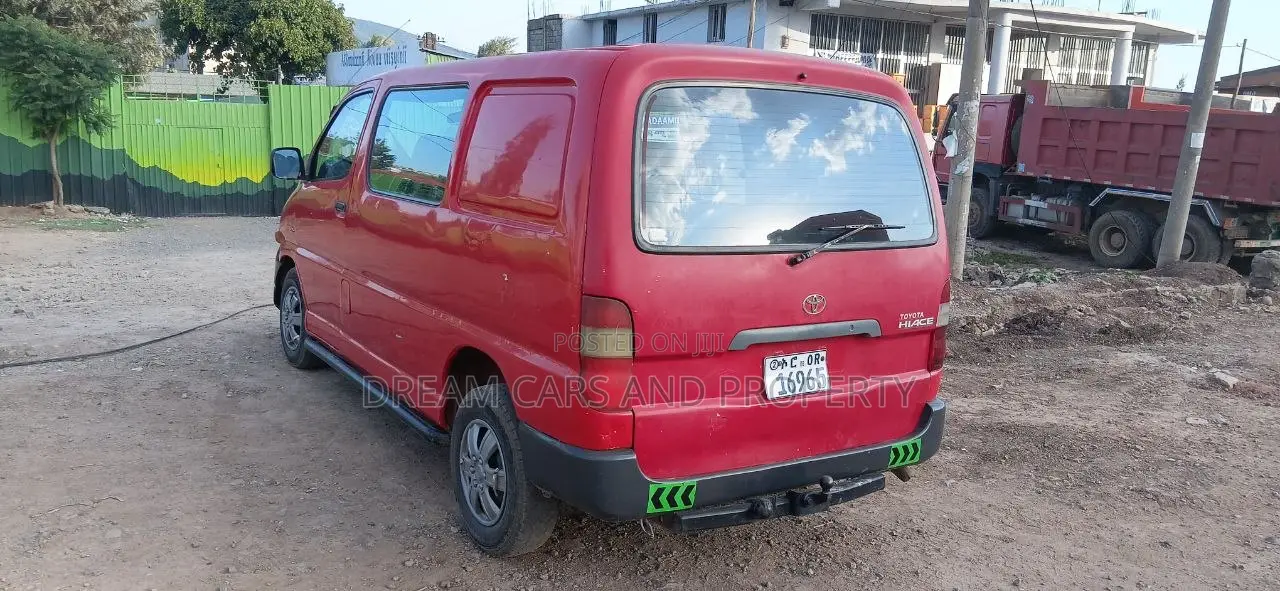 Toyota HiAce 2006 Red