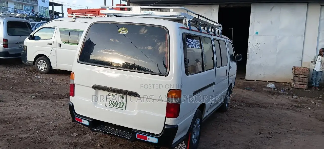 Toyota HiAce 2004 White