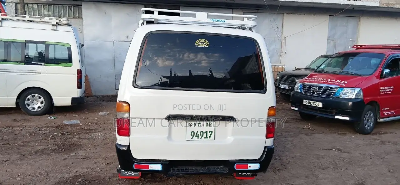 Toyota HiAce 2004 White