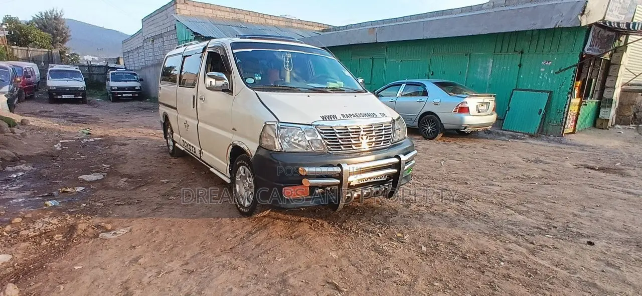 Toyota HiAce 2011 White