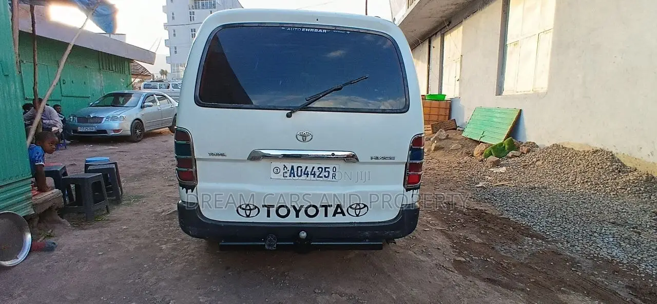 Toyota HiAce 2011 White