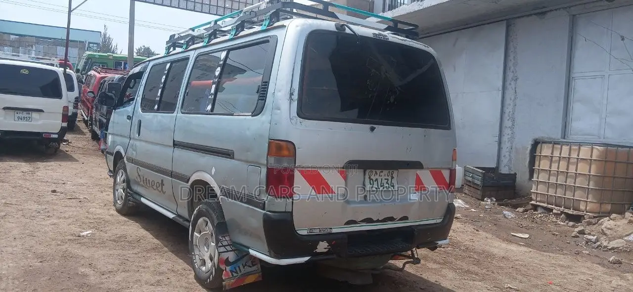 Toyota HiAce 2002 Silver