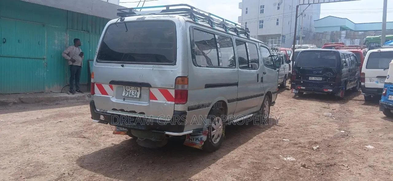 Toyota HiAce 2002 Silver