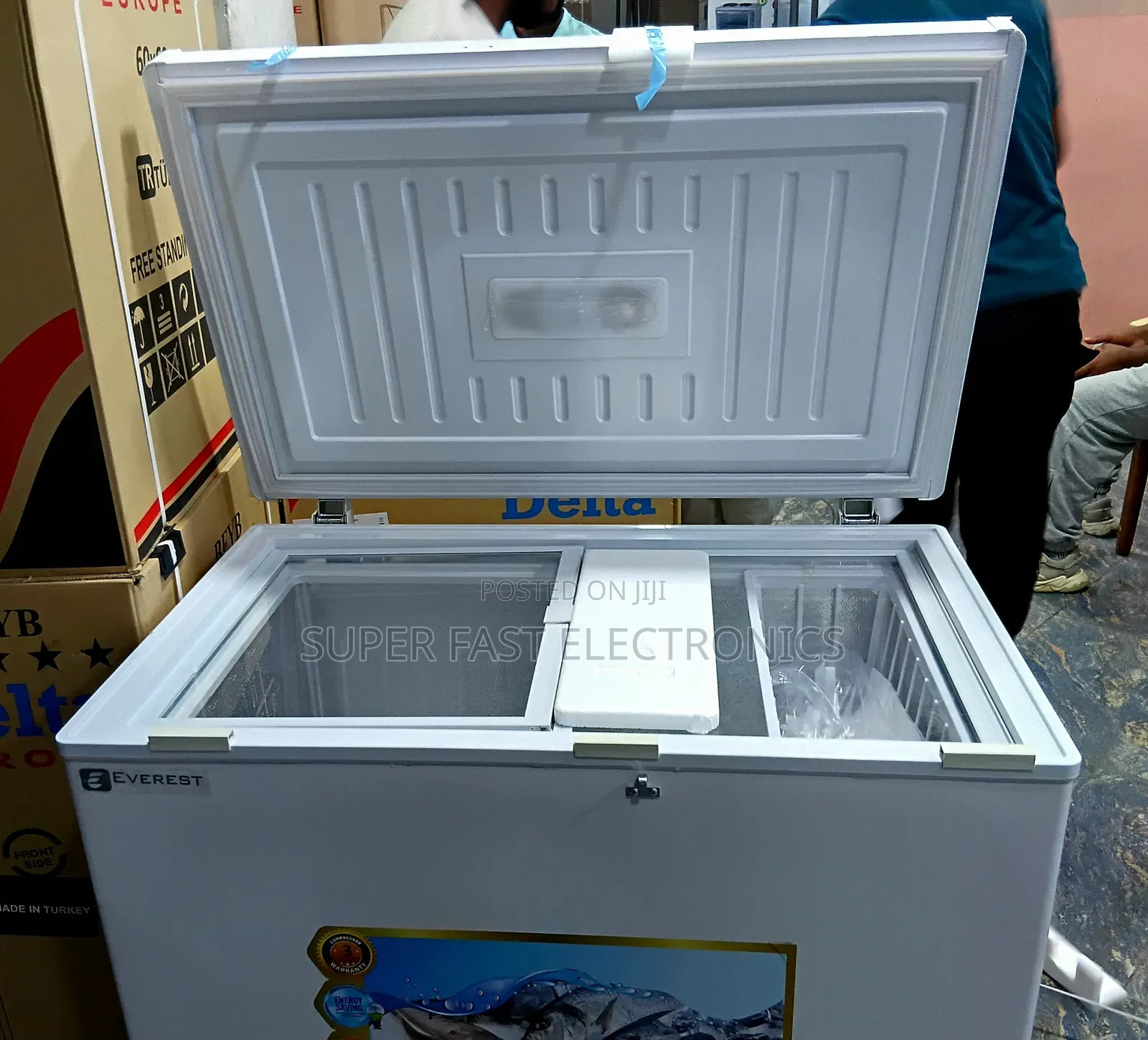 Everest Chest Freezer 260 High-Efficiency Compact Deep Freezer