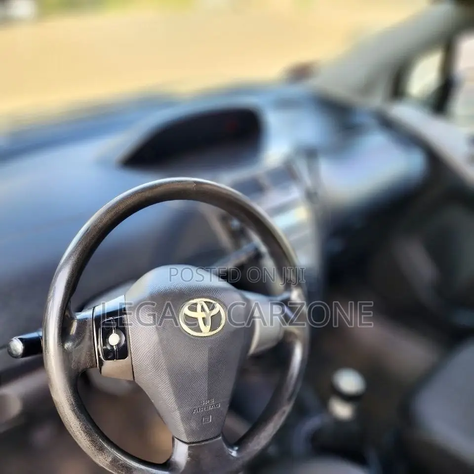 Toyota Vitz 2009 Silver