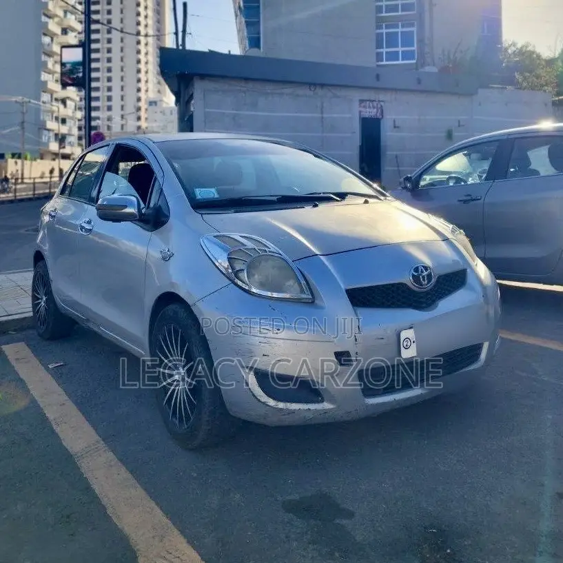 Toyota Vitz 2009 Silver
