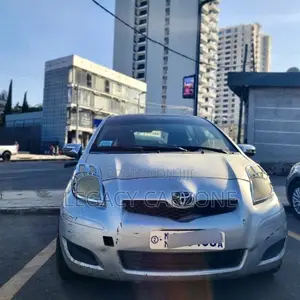 Toyota Vitz 2009 Silver