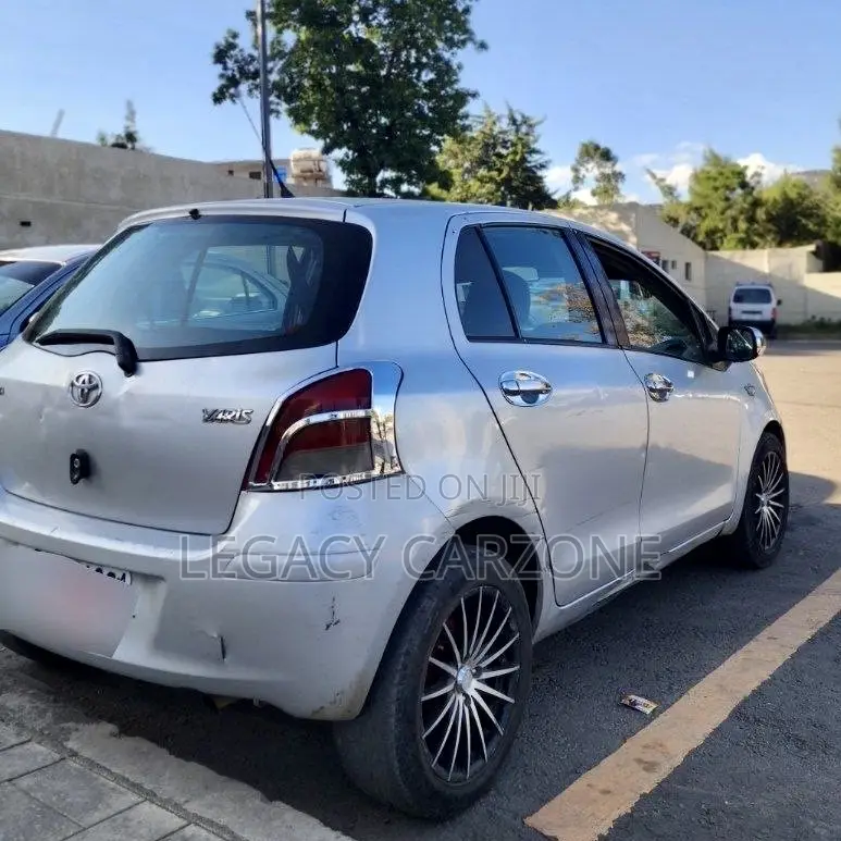 Toyota Vitz 2009 Silver