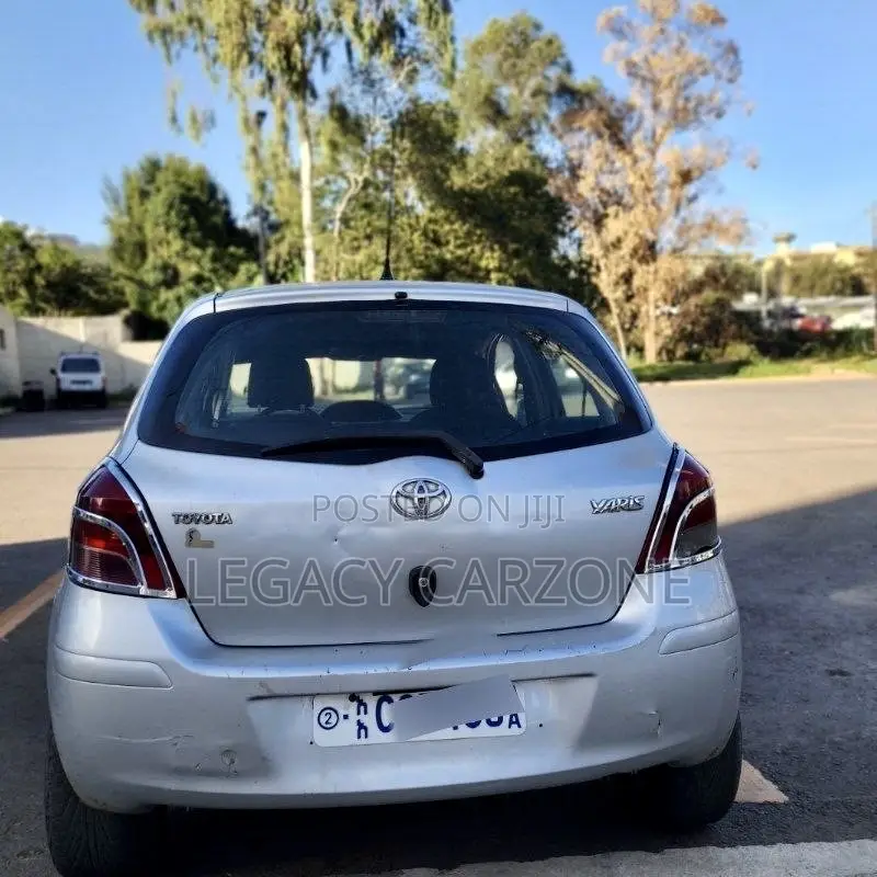 Toyota Vitz 2009 Silver