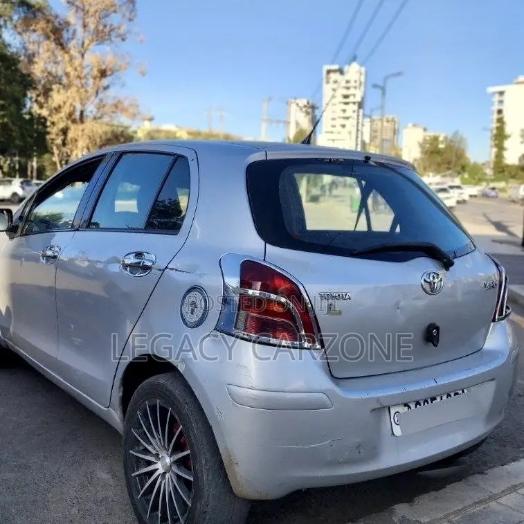 Toyota Vitz 2009 Silver