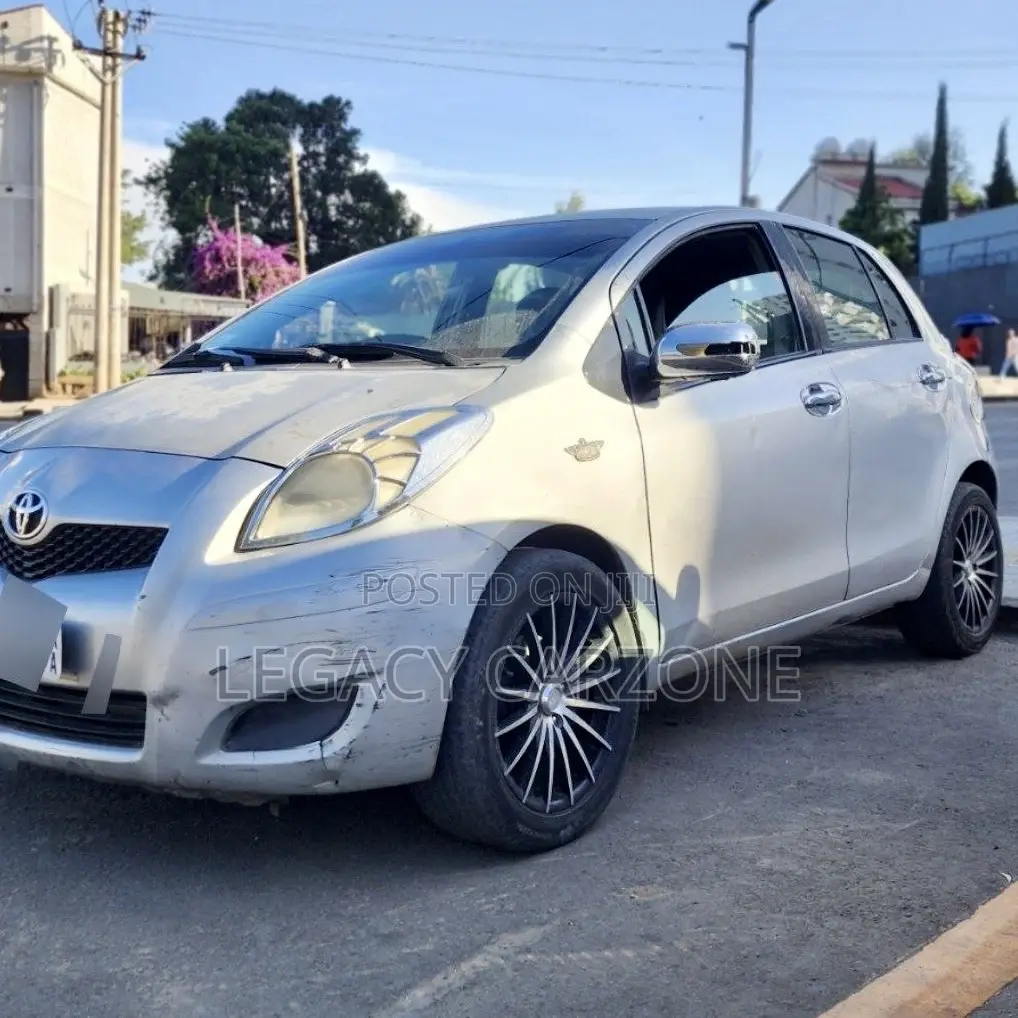 Toyota Vitz 2009 Silver