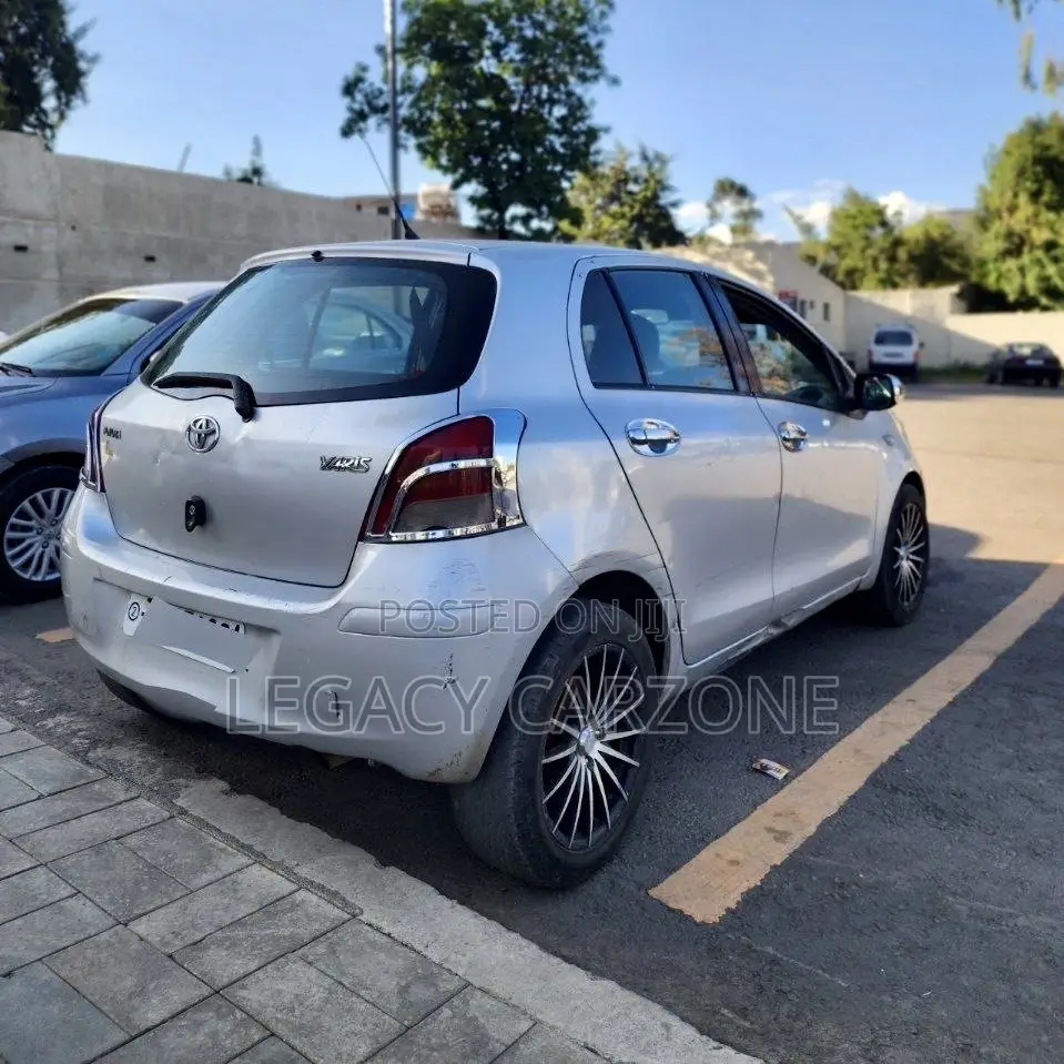 Toyota Vitz 2009 Silver
