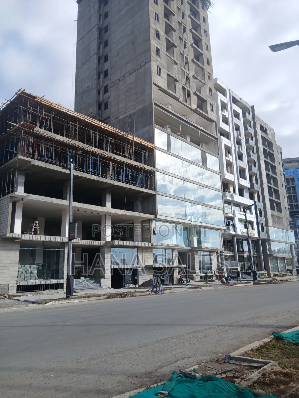 ያለቁ ሱቆችን እና በግንባታ ላይ ያሉ ሱቆችን እየሸጥን እንገኛለን