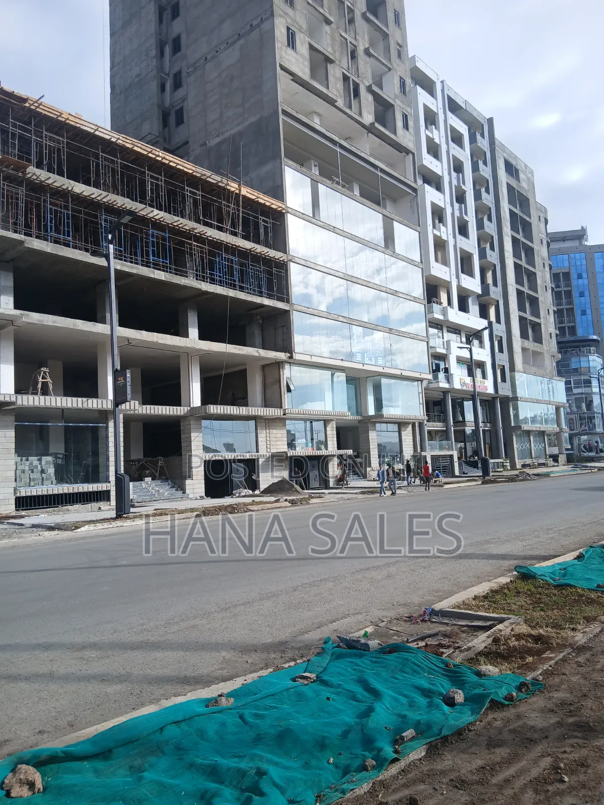 ያለቁ ሱቆችን እና በግንባታ ላይ ያሉ ሱቆችን እየሸጥን እንገኛለን