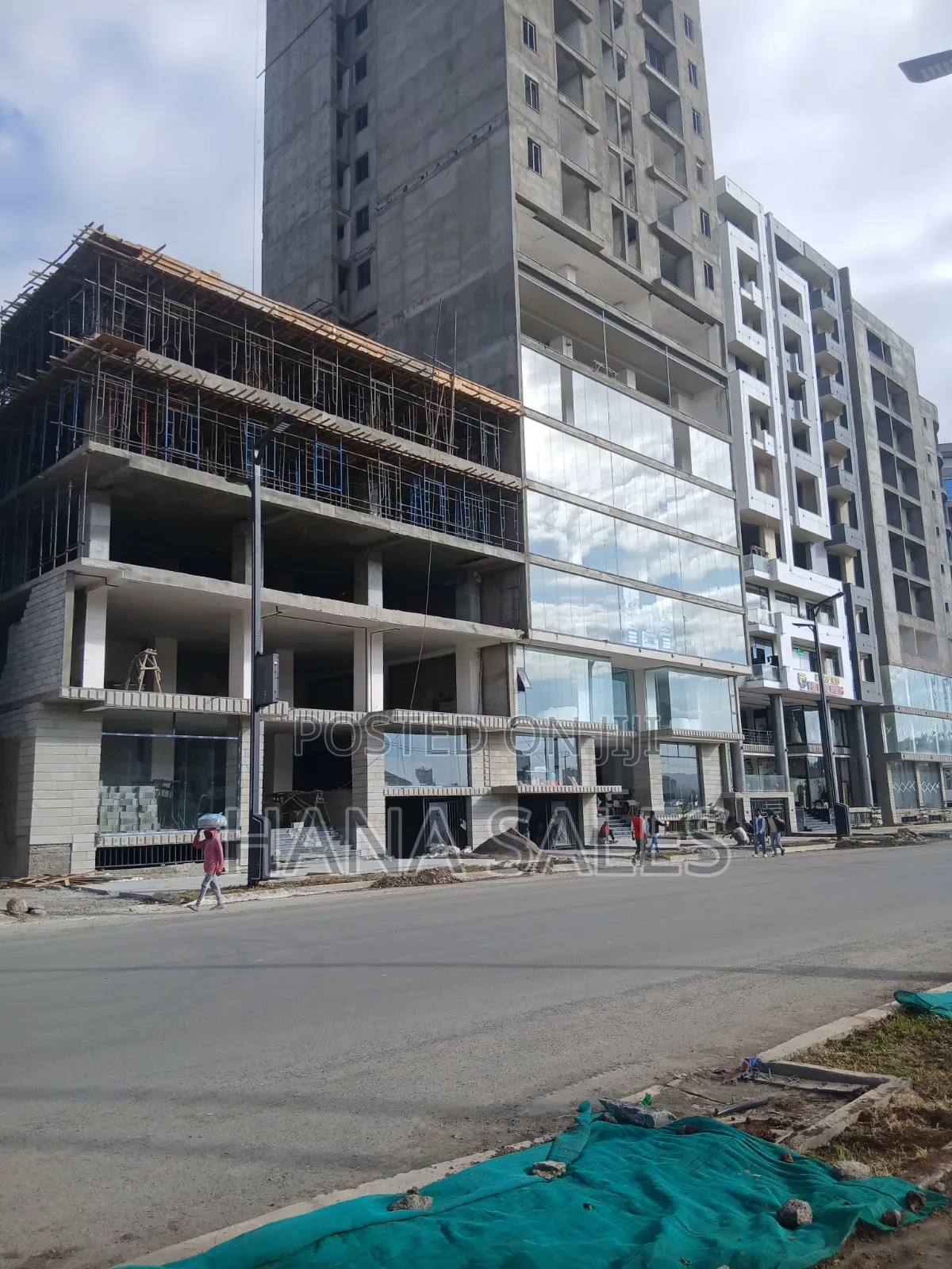 ያለቁ ሱቆችን እና በግንባታ ላይ ያሉ ሱቆችን እየሸጥን እንገኛለን