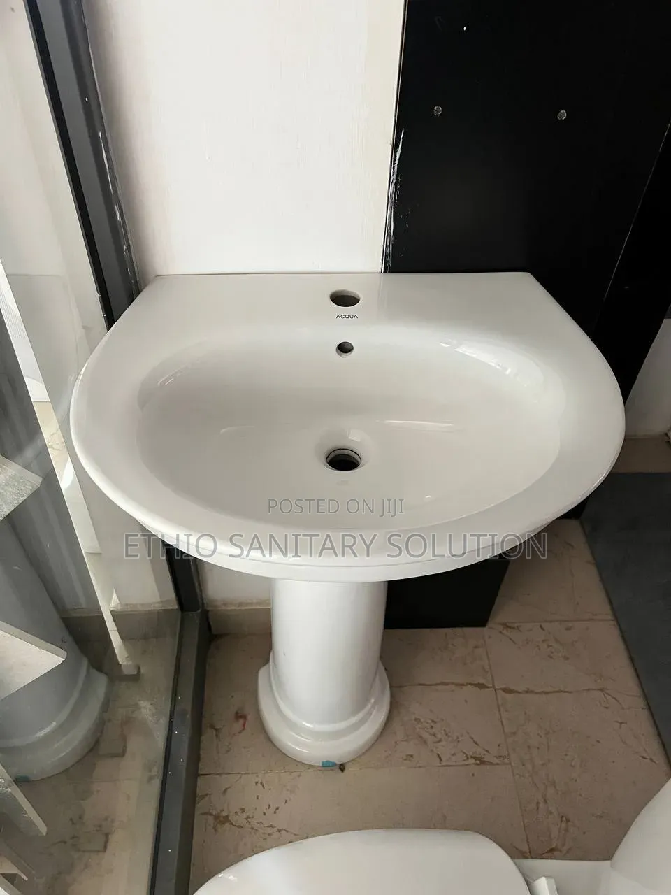 Acqua Toilet Seat With Hand Wash