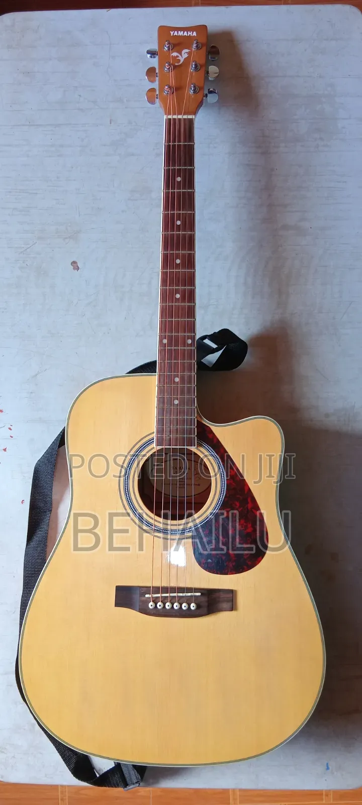 Yamha F370 Acoustic Guitar